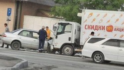 Лобовое столкновение Toyota Corolla и грузовика произошло в Южно-Сахалинске