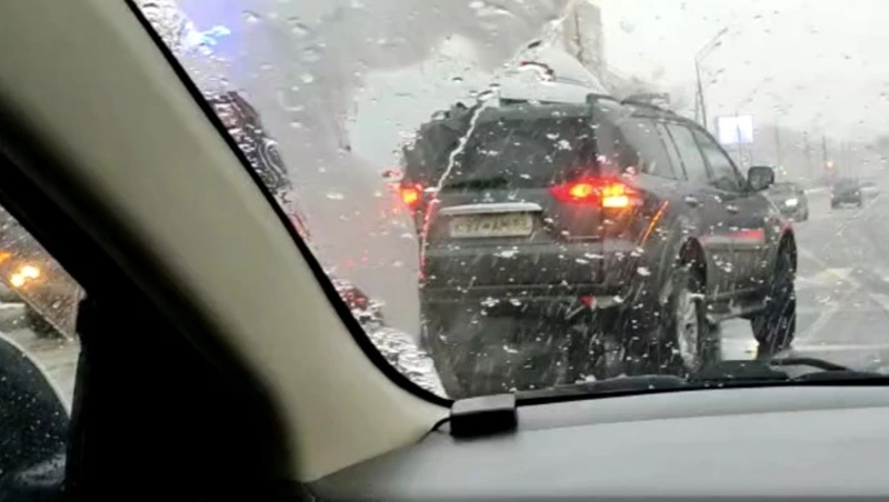 Внедорожник спровоцировал ДТП с авто скорой помощи в Южно-Сахалинске 13 декабря