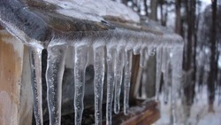 Жителям Южно-Сахалинска подсказали телефон для жалоб на сосульки на крышах домов