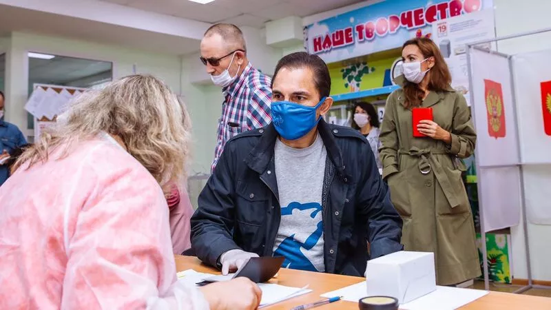 Сахалинский лидер «Единой России» с супругой пришел на выборы депутатов Госдумы