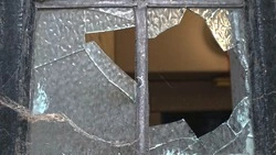 Окна и припаркованный автомобиль пострадали при взрыве газа в Углегорске