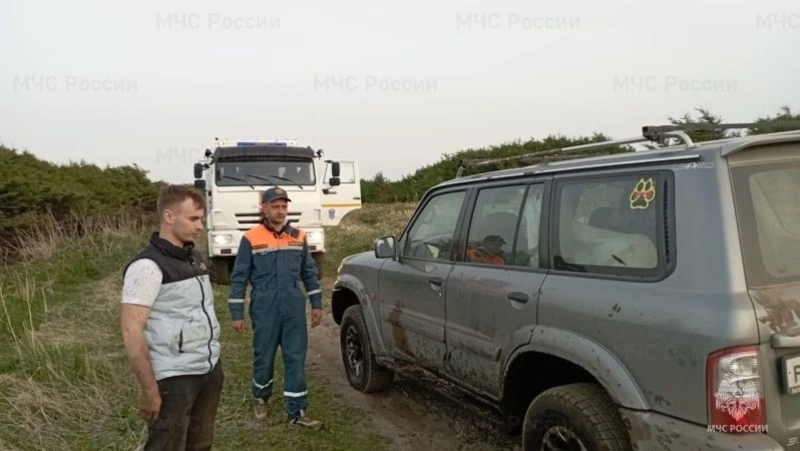 Водители помогли эвакуироваться застрявшей в машине семье в Курильском районе