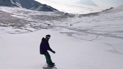 Видеофакт: сноубордистка из Москвы исполнила мечту на склонах Парамушира