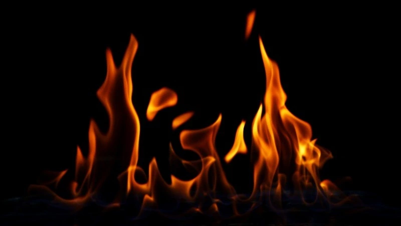 Пожарные потушили горящий гараж в Корсакове 26 октября