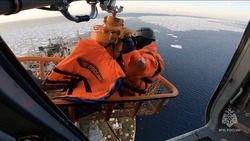 В Охотском море спасатели на вертолете эвакуировали пострадавшего моряка с судна