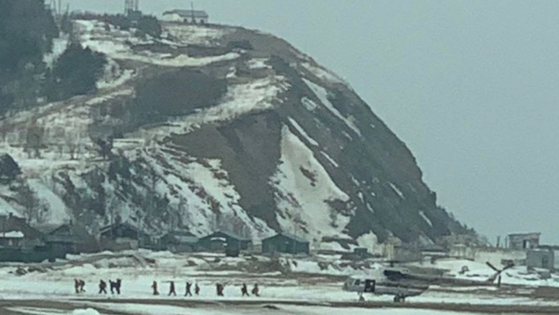 Рыбаков с оторвавшейся льдины высадили в селе Охотское Корсаковского района