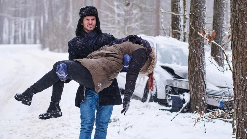 Упал, украшая дом гирляндами: страховщики рассказали о случаях травмирования минувшей зимой