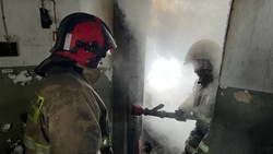 Пожарные два часа тушили загоревшуюся квартиру в расселенном доме в Корсакове
