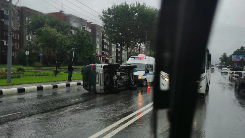 В Южно-Сахалинске перевернулась Mitsubishi Delica — пассажирку вытаскивали через стекло