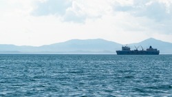 Танкер «Остров Сахалин» спасли из ледяного плена в Охотском море