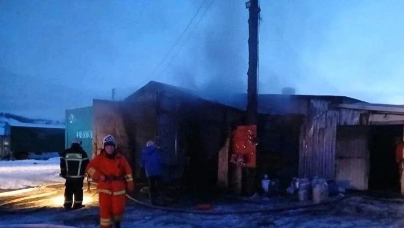 Появились кадры с места тушения коровника в Холмском районе