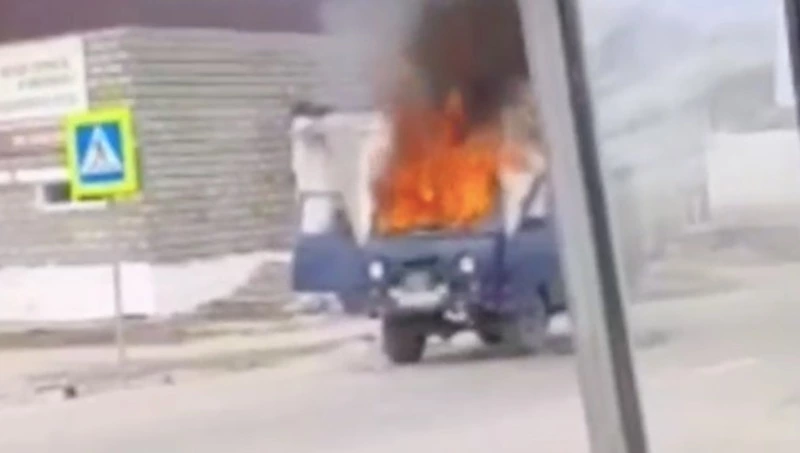 «Открытым пламенем!»: отечественный уазик сгорел на окраине Охи