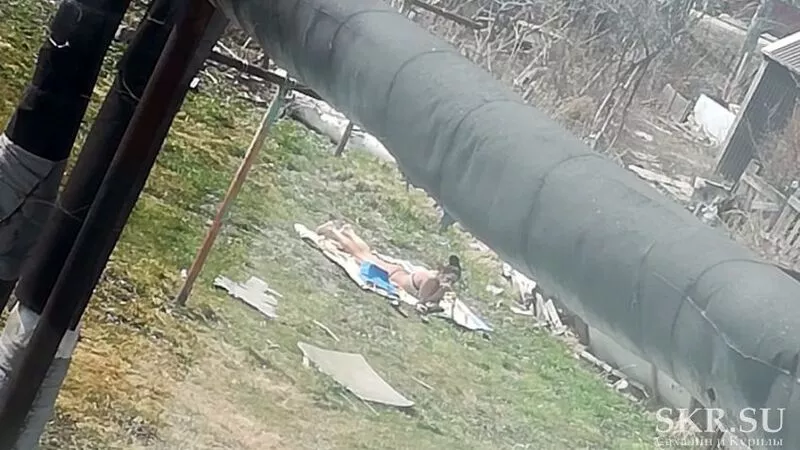 Полуголая сахалинка загорала на апрельском солнышке рядом с теплотрассой