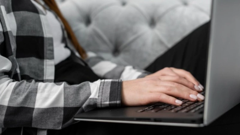 Молодую маму из Долинска оштрафовали за публикацию экстремистской символики