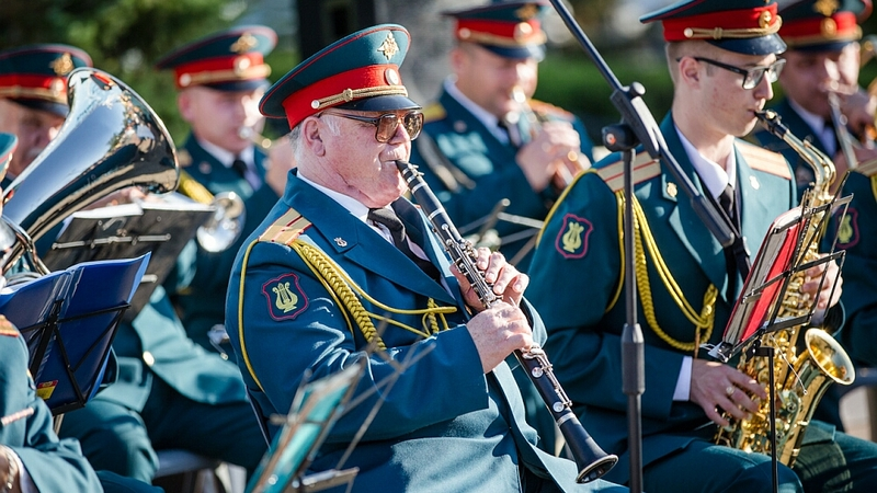 Духовой оркестр поздравил южносахалинцев с грядущим Днем города