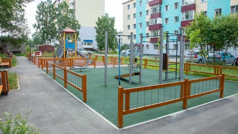 Детский и спортивный комплекс построили во дворе на улице Чехова в Южно-Сахалинске
