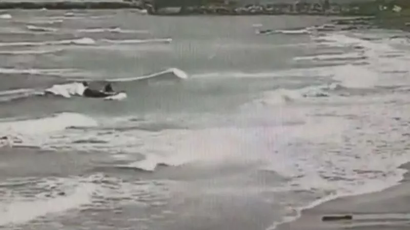 Двое сахалинцев на лодке пытались в шторм выйти в море и едва не погибли