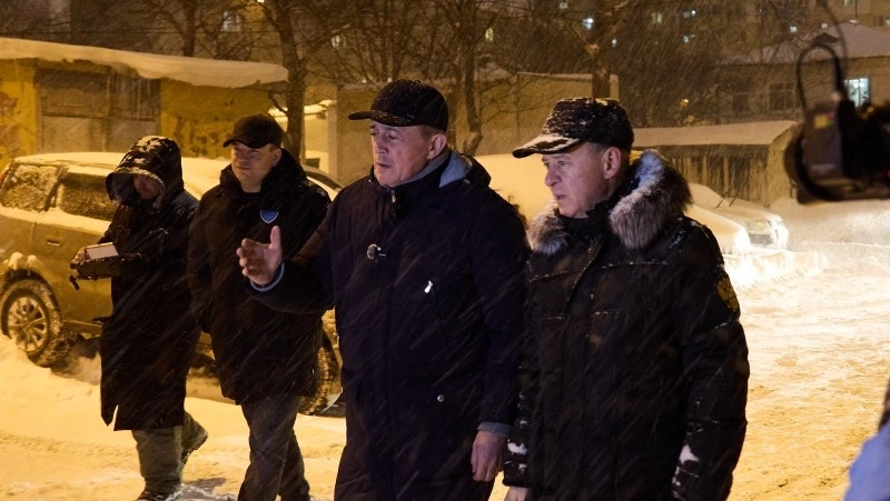 Валерий Лимаренко лично проверил, как УК расчищают дворы от снега в Южно-Сахалинске