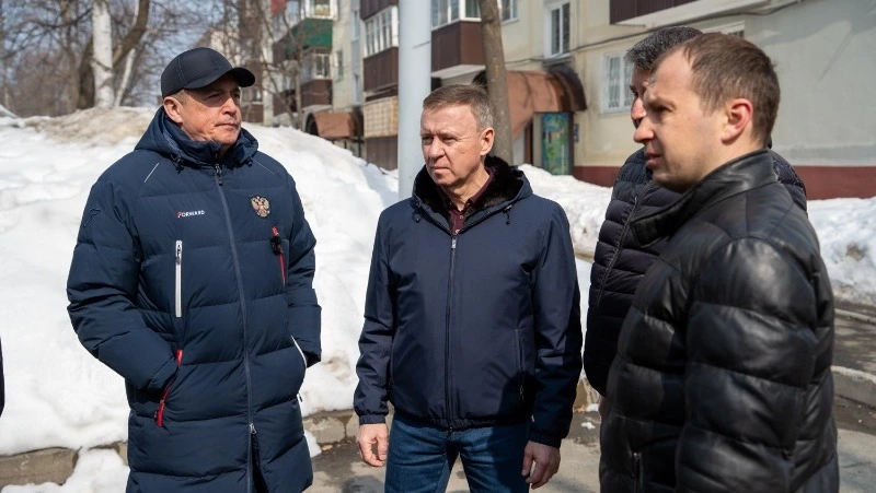 Губернатор Валерий Лимаренко лично проверил содержание многоэтажек в Южно-Сахалинске