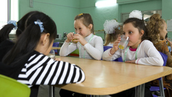 Лимаренко: в Сахалинской области 60 процентов школьников бесплатно питаются в столовых