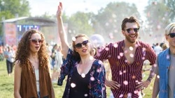 Поздравления с Днем молодежи 2025: в прозе, стихах и своими словами