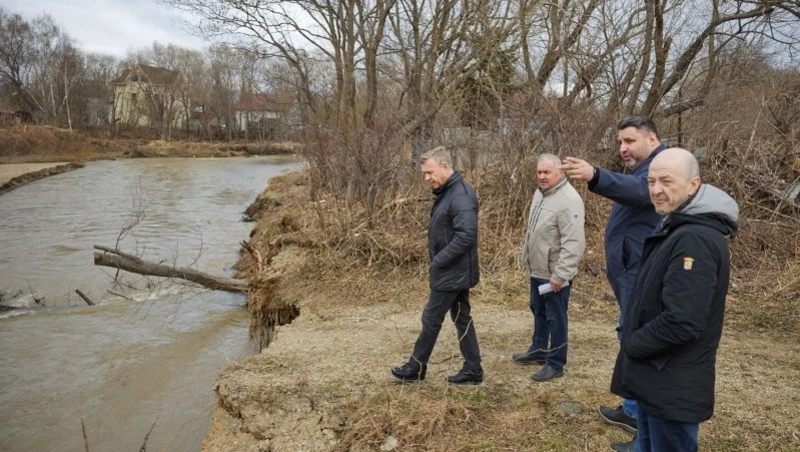 Мэр Надсадин продолжает мониторинг противопаводковых мероприятий в Южно-Сахалинске