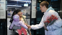 В аэропорту Южно-Сахалинска 8 марта дарили цветы прилетающим женщинам 