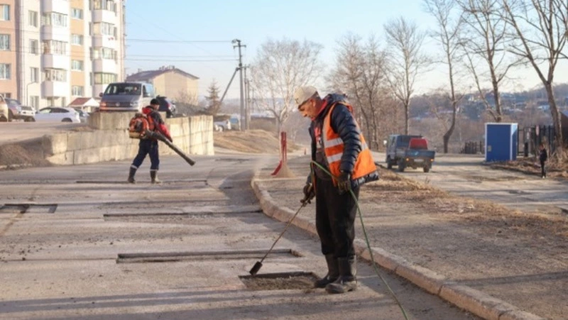 В день до 25 квадратных метров асфальта: как идет ремонт дорог в Корсаковском районе