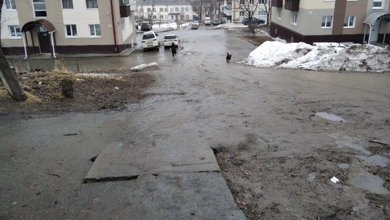 Дети Корсакова пойдут в школу по грязной тропинке из-за нехватки денег