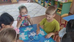 Юные жители Сахалина поучаствовали в мастер-классе по созданию триколора
