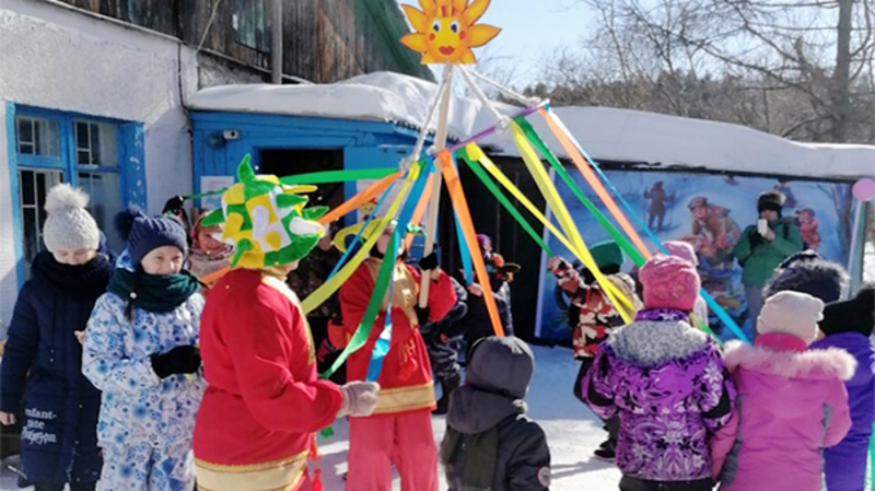 В Корсакове масленичную неделю завершили массовыми гуляньями