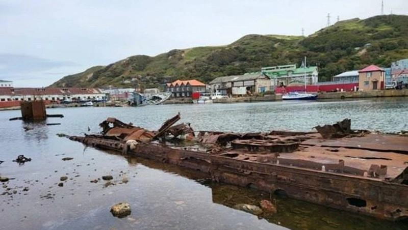 Из акватории морского порта Невельск подняли затонувшую баржу и земснаряд