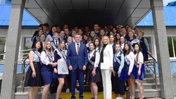 Валерий Лимаренко поздравил выпускников Сахалинской области с окончанием школы