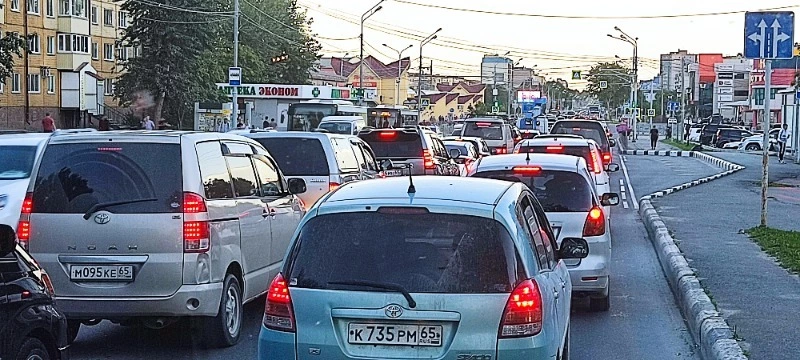 В пробке на проспекте Мира застряли жители Южно-Сахалинска вечером 30 августа