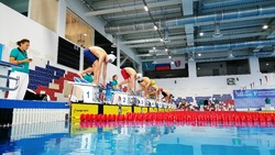 Около 200 пловцов вступили в борьбу за медали чемпионата области по плаванию