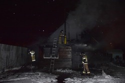 Жилой дом загорелся на севере Сахалина. 10 пожарных выехали на место