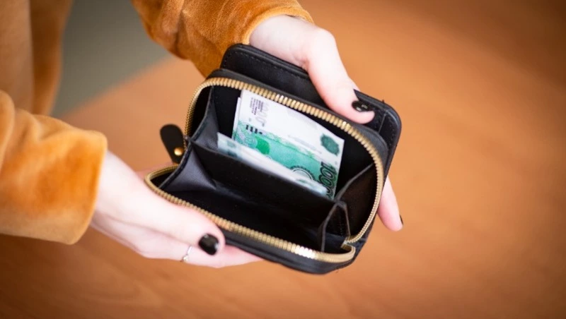 На Сахалине будут судить иностранку за кражу денег с найденной карты