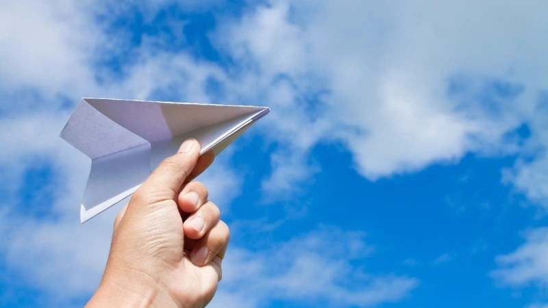 Сотни бумажных самолетов запустили в небо в честь Дня работника гражданской авиации