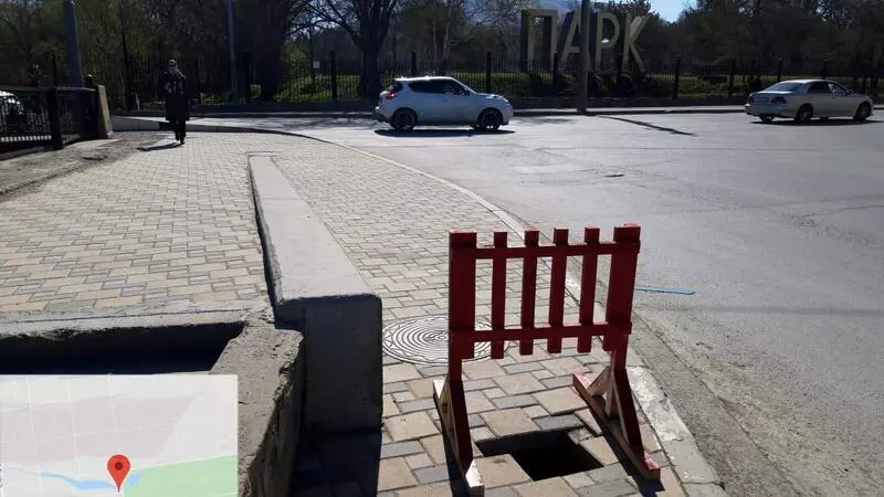 Глубокую дыру на тротуаре нашли в центре Южно-Сахалинска