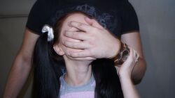 Сахалинца подозревают в неоднократном изнасиловании дочерей возлюбленной