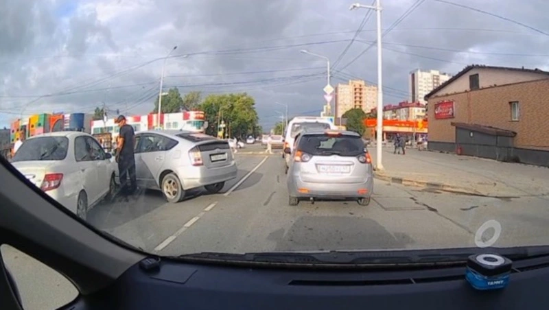 Появилось видео с места аварии в центре Южно-Сахалинска 