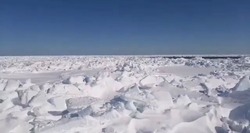 Трещина образовалась на льду на юге Сахалина. Рыбаки предупреждают коллег по хобби