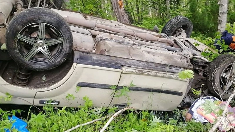 В районе Весточки в страшном ДТП сахалинец умер под весом собственной машины