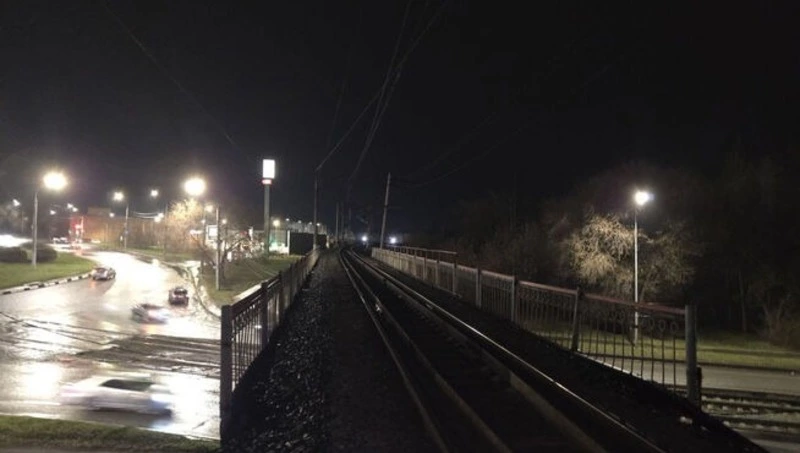 Поезд раздавил сидевшего на рельсах мужчину в Новокузнецке