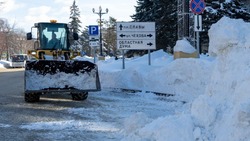 На ночную расчистку снега в Южно-Сахалинске отправят почти 300 спецмашин