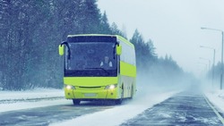 Работу междугородних автобусов остановили на время циклона на Сахалине 20 декабря