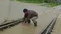 «О, горбуша!»: сахалинцы ловят рыбу на затопленной железной дороге