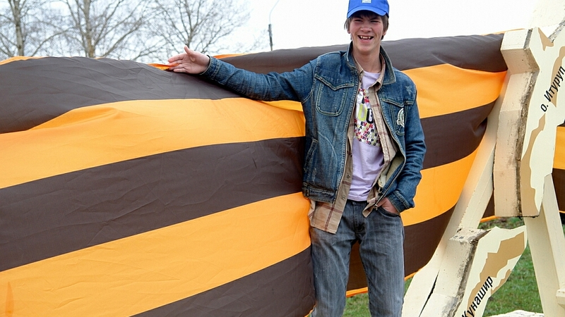 Георгиевская лента украсила стелу по дороге в аэропорт Южно-Сахалинска