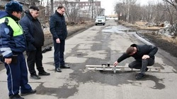 В Поронайском районе приступили к весеннему обследованию дорог