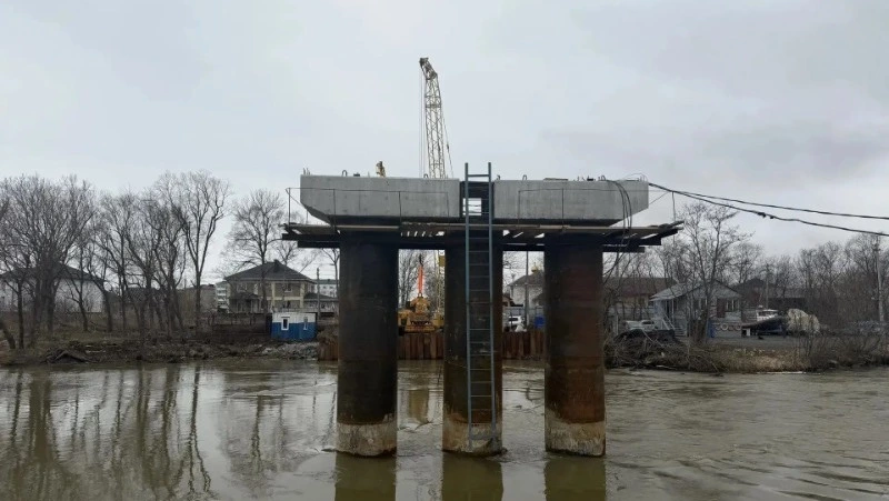 Колонны под опоры пешеходного моста через Лютогу в Аниве обустроят к середине мая